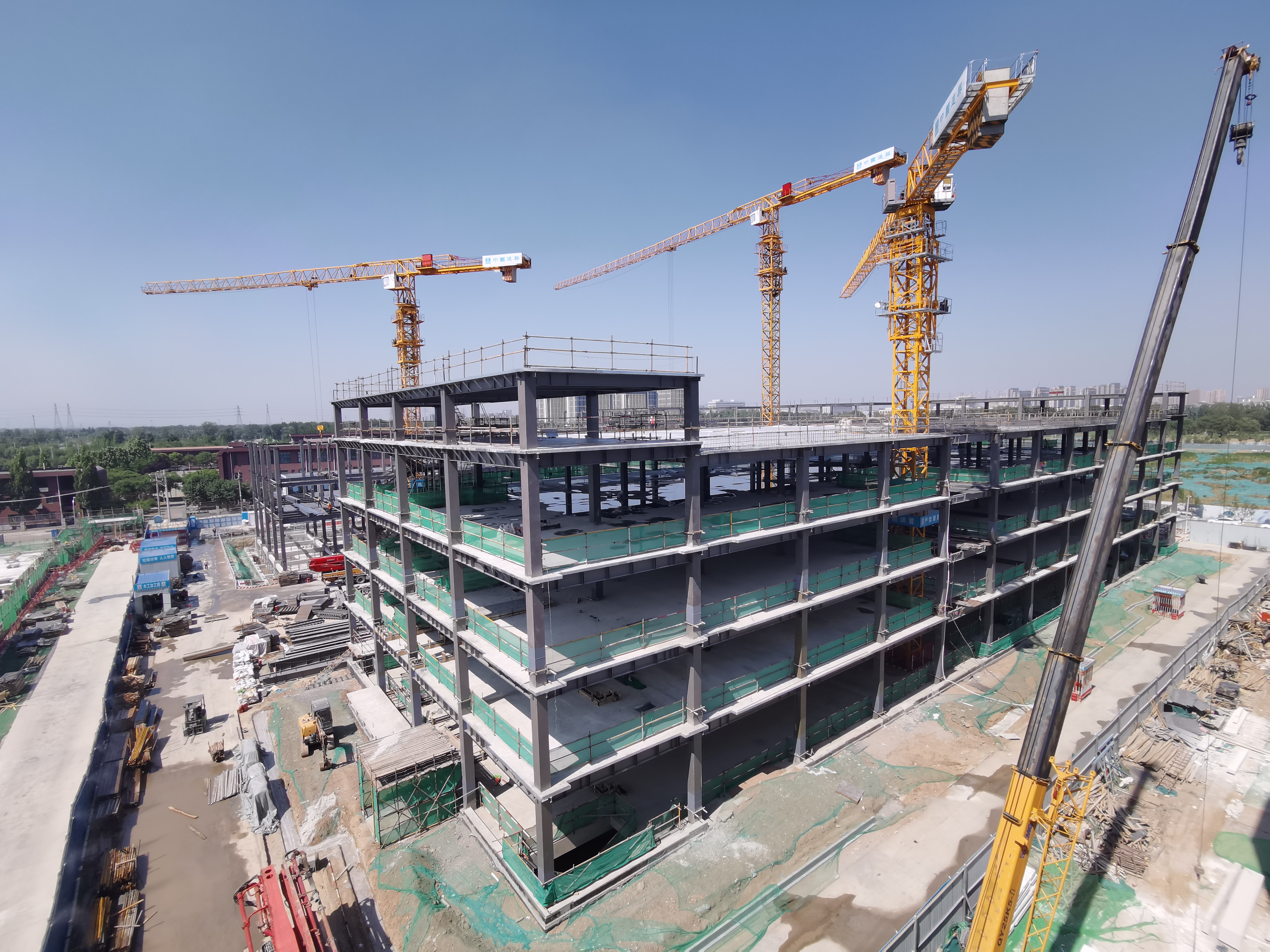 中建一局二公司北京赛诺希德项目主体结构封顶